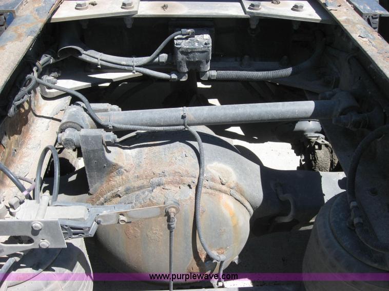 image for item 2034 2005 Kenworth Construct T600 semi truck