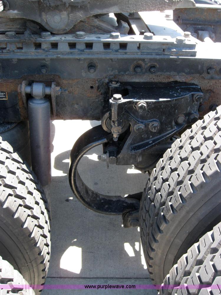 image for item 2034 2005 Kenworth Construct T600 semi truck