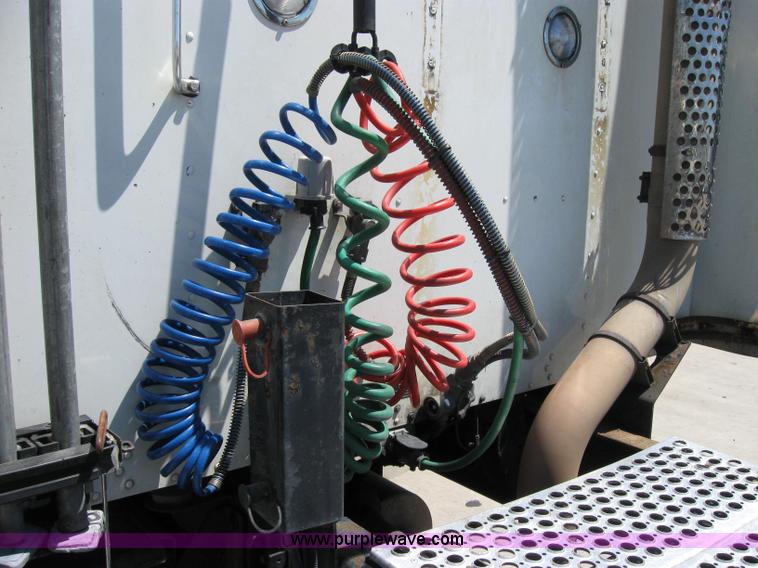 image for item 2034 2005 Kenworth Construct T600 semi truck