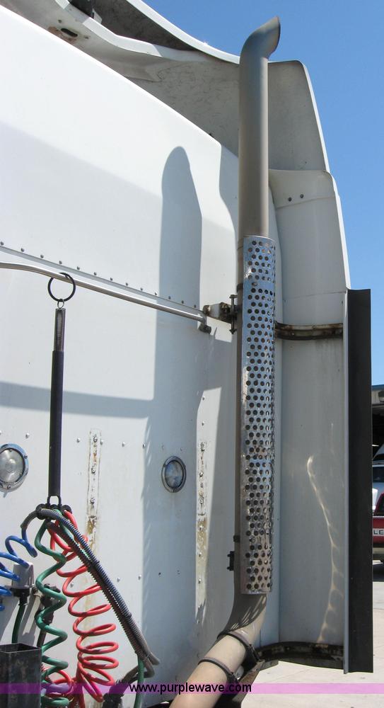 image for item 2034 2005 Kenworth Construct T600 semi truck