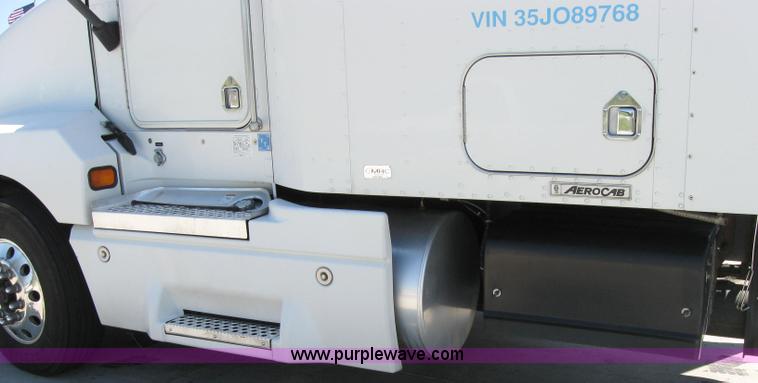 image for item 2034 2005 Kenworth Construct T600 semi truck