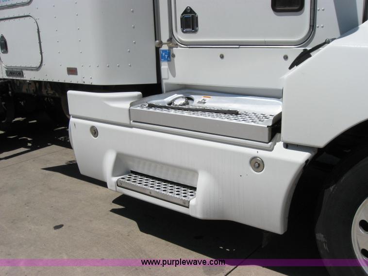 image for item 2034 2005 Kenworth Construct T600 semi truck