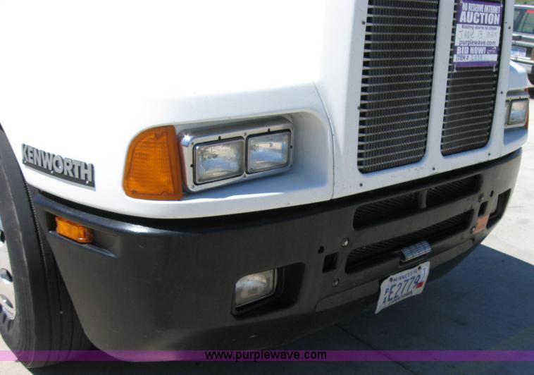 image for item 2034 2005 Kenworth Construct T600 semi truck