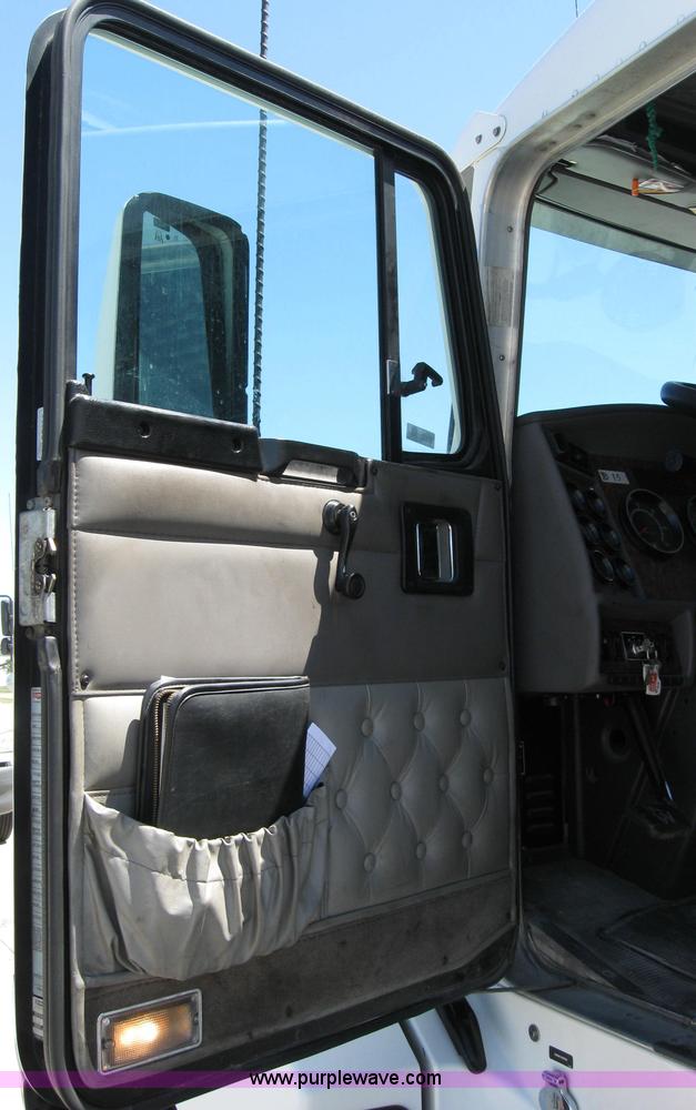 image for item 2034 2005 Kenworth Construct T600 semi truck