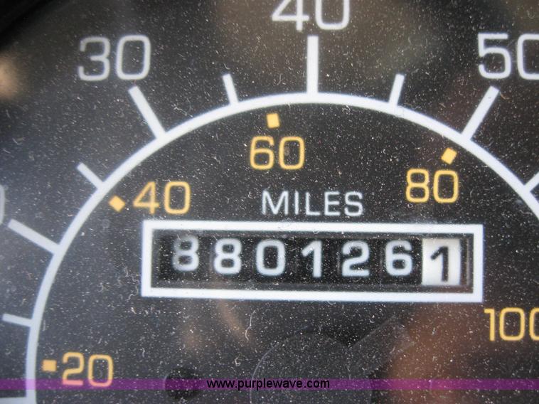 image for item 2034 2005 Kenworth Construct T600 semi truck