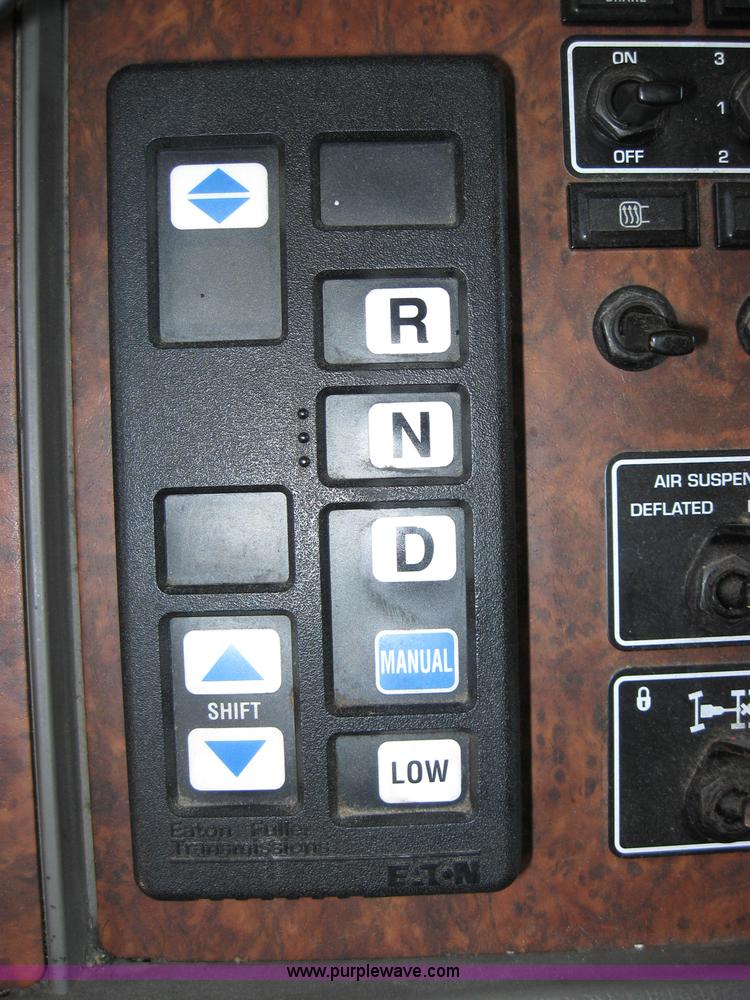 image for item 2034 2005 Kenworth Construct T600 semi truck