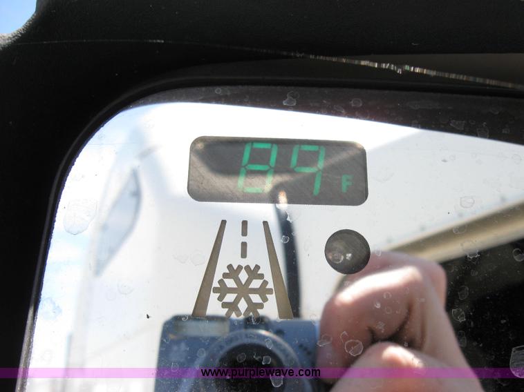 image for item 2034 2005 Kenworth Construct T600 semi truck