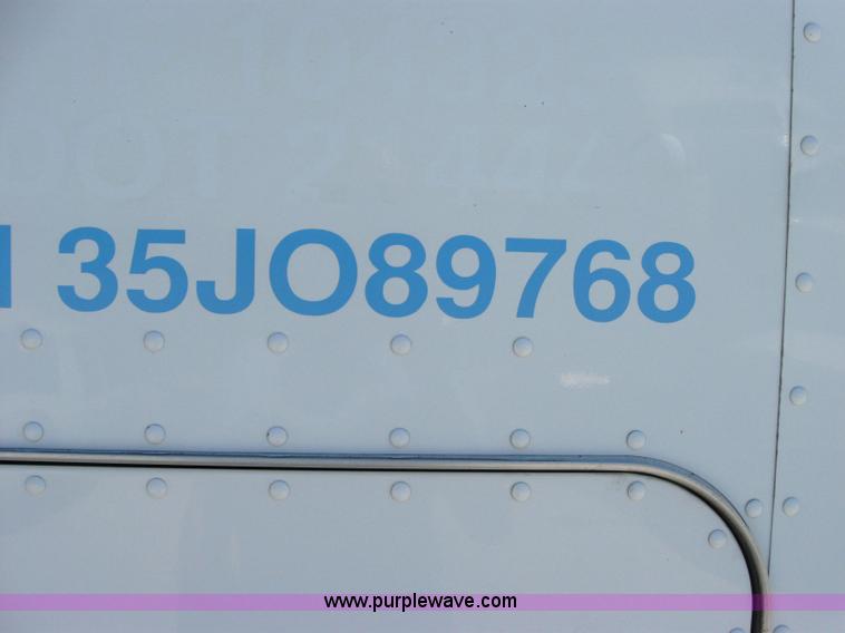 image for item 2034 2005 Kenworth Construct T600 semi truck