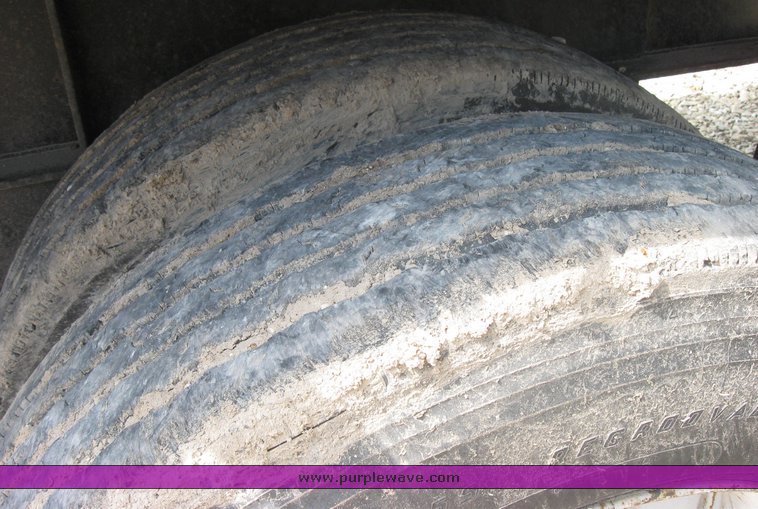 image for item 2294 1988 Lufkin FL-75 48' flat bed semi trailer