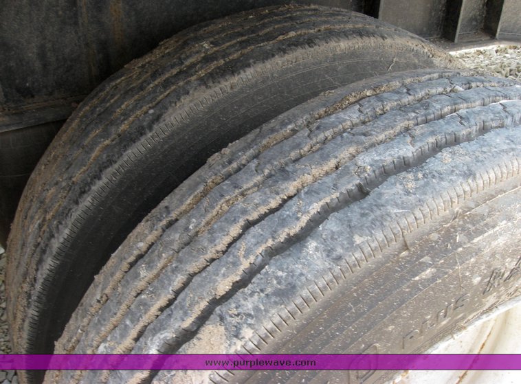 image for item 2294 1988 Lufkin FL-75 48' flat bed semi trailer