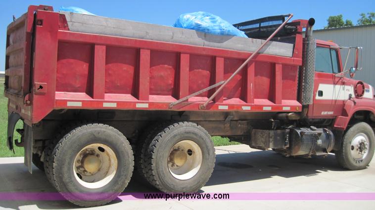 image for item 3012 1992 Ford Conventional LS9000 dump truck