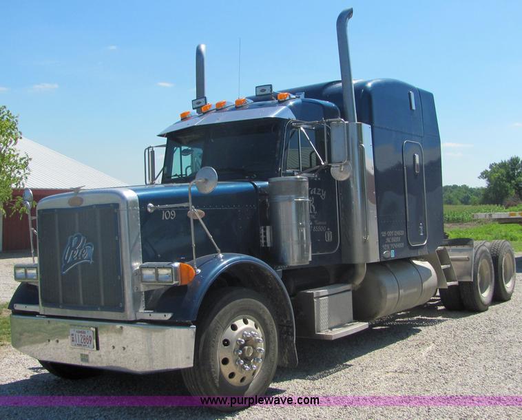image for item 4634 2000 Peterbilt Conventional 379 semi truck