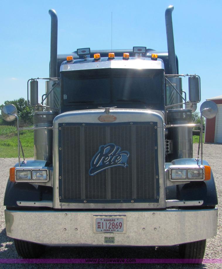 image for item 4634 2000 Peterbilt Conventional 379 semi truck