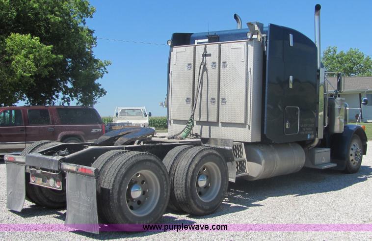 image for item 4634 2000 Peterbilt Conventional 379 semi truck