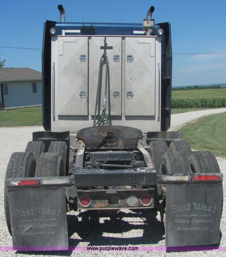 image for item 4634 2000 Peterbilt Conventional 379 semi truck