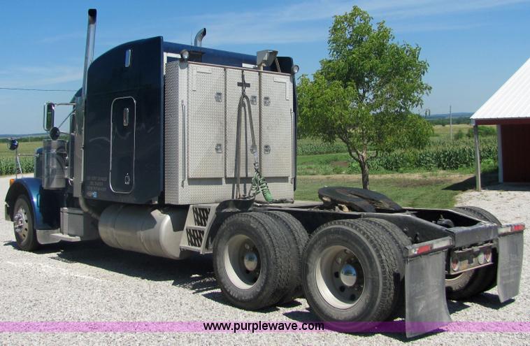image for item 4634 2000 Peterbilt Conventional 379 semi truck