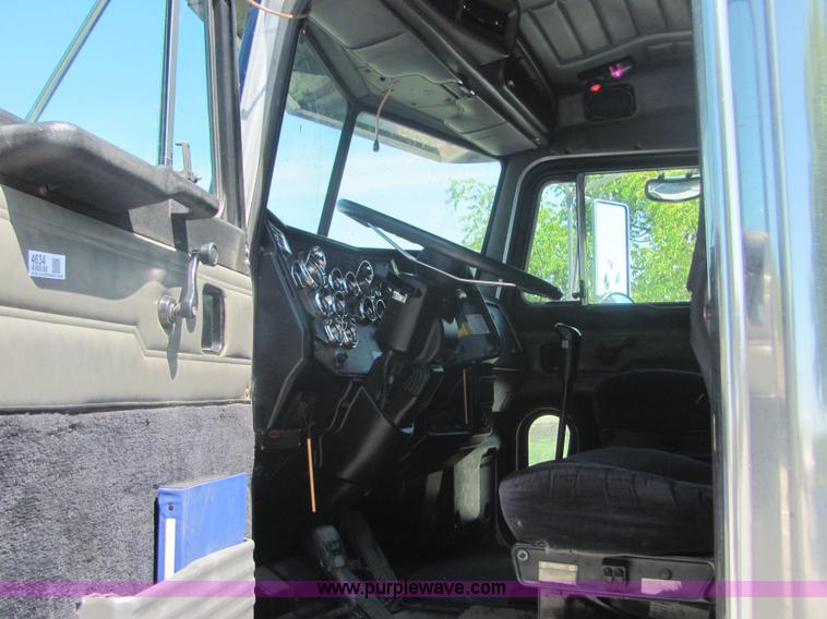 image for item 4634 2000 Peterbilt Conventional 379 semi truck