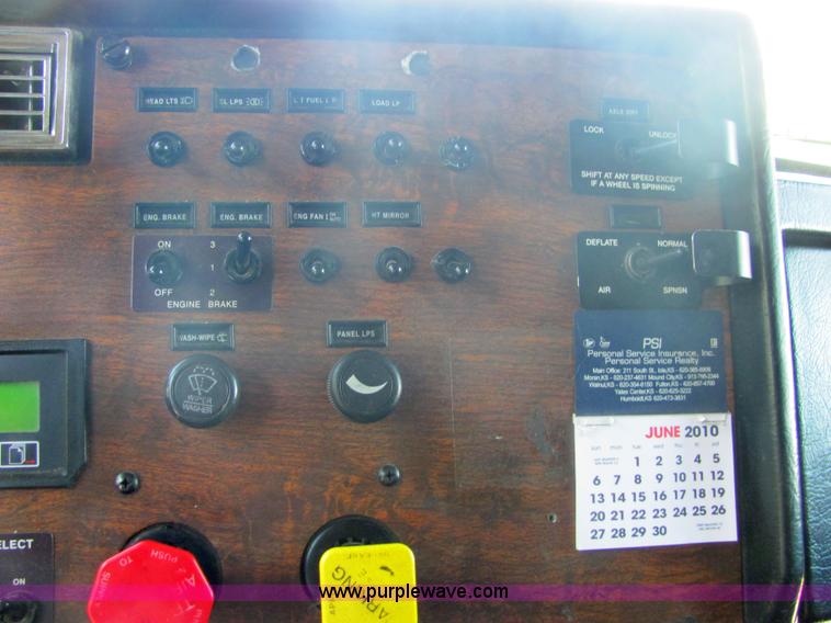 image for item 4634 2000 Peterbilt Conventional 379 semi truck