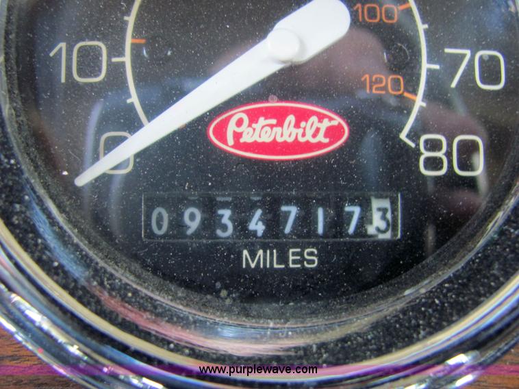 image for item 4634 2000 Peterbilt Conventional 379 semi truck