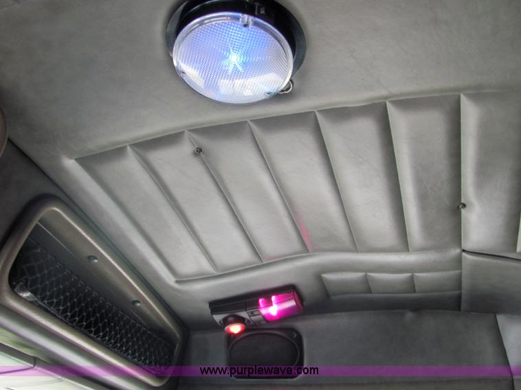 image for item 4634 2000 Peterbilt Conventional 379 semi truck