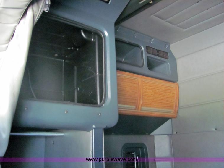 image for item 4634 2000 Peterbilt Conventional 379 semi truck