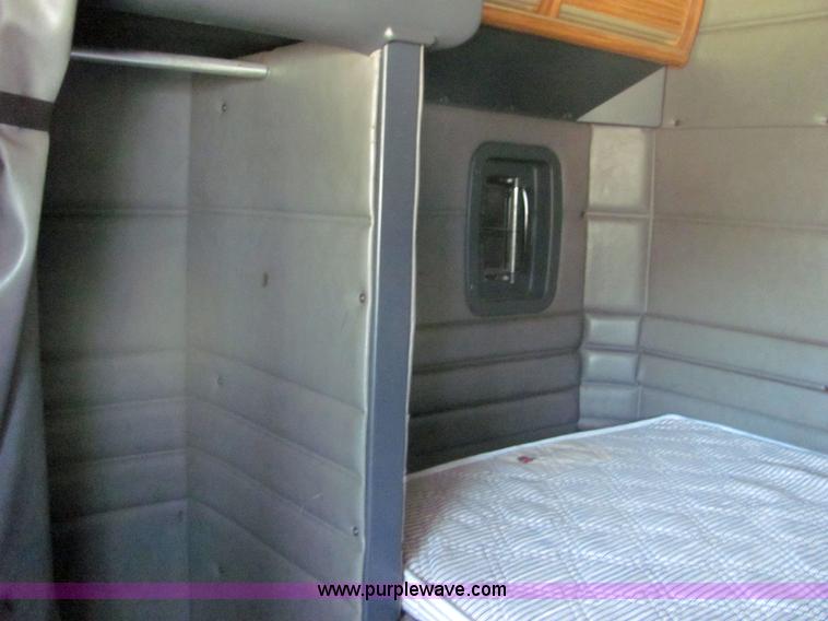 image for item 4634 2000 Peterbilt Conventional 379 semi truck