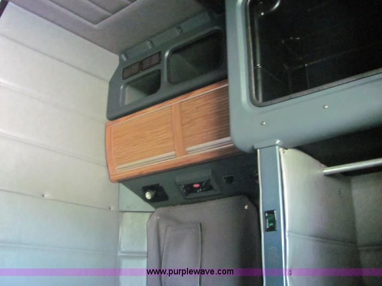 image for item 4634 2000 Peterbilt Conventional 379 semi truck