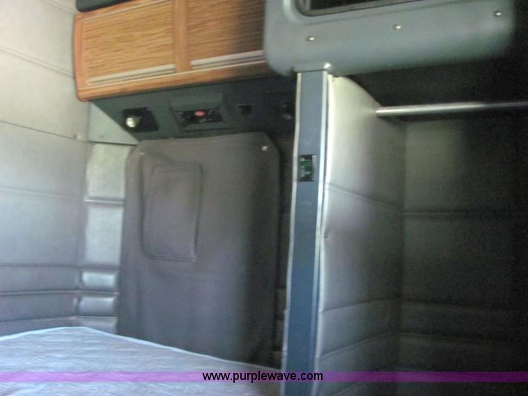 image for item 4634 2000 Peterbilt Conventional 379 semi truck