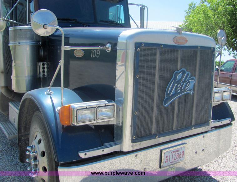 image for item 4634 2000 Peterbilt Conventional 379 semi truck