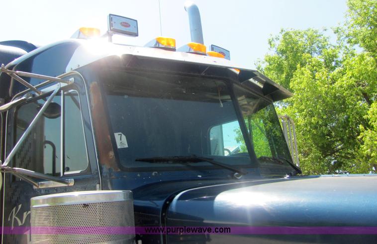 image for item 4634 2000 Peterbilt Conventional 379 semi truck