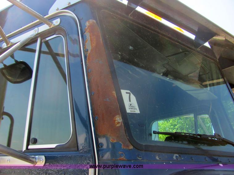 image for item 4634 2000 Peterbilt Conventional 379 semi truck