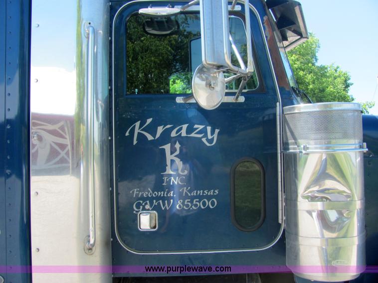 image for item 4634 2000 Peterbilt Conventional 379 semi truck