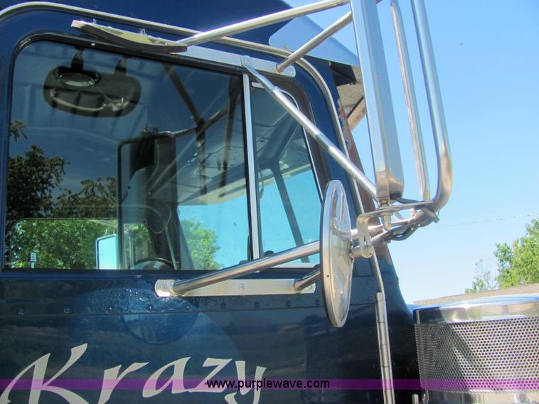 image for item 4634 2000 Peterbilt Conventional 379 semi truck