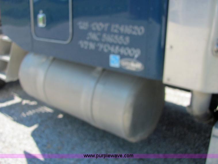 image for item 4634 2000 Peterbilt Conventional 379 semi truck