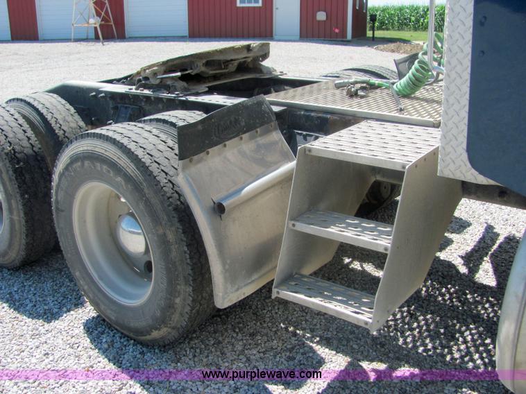 image for item 4634 2000 Peterbilt Conventional 379 semi truck