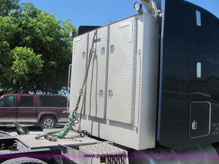 image for item 4634 2000 Peterbilt Conventional 379 semi truck