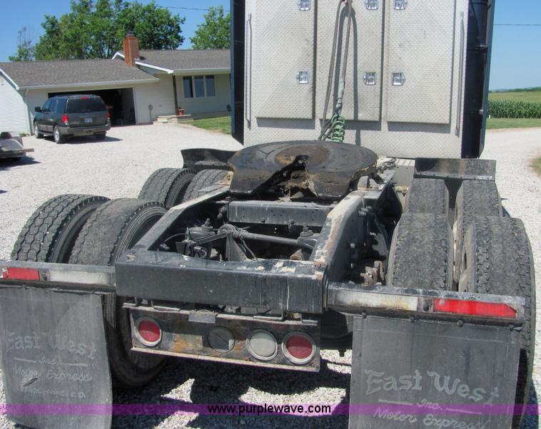 image for item 4634 2000 Peterbilt Conventional 379 semi truck