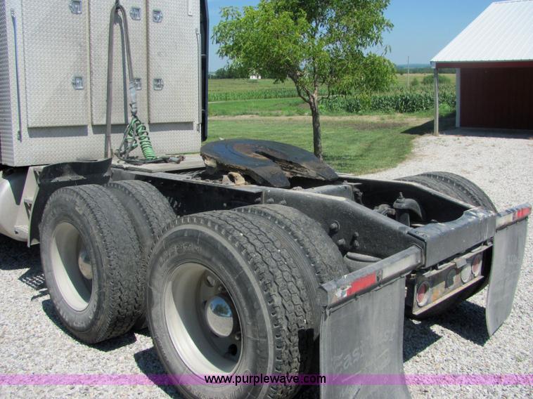 image for item 4634 2000 Peterbilt Conventional 379 semi truck