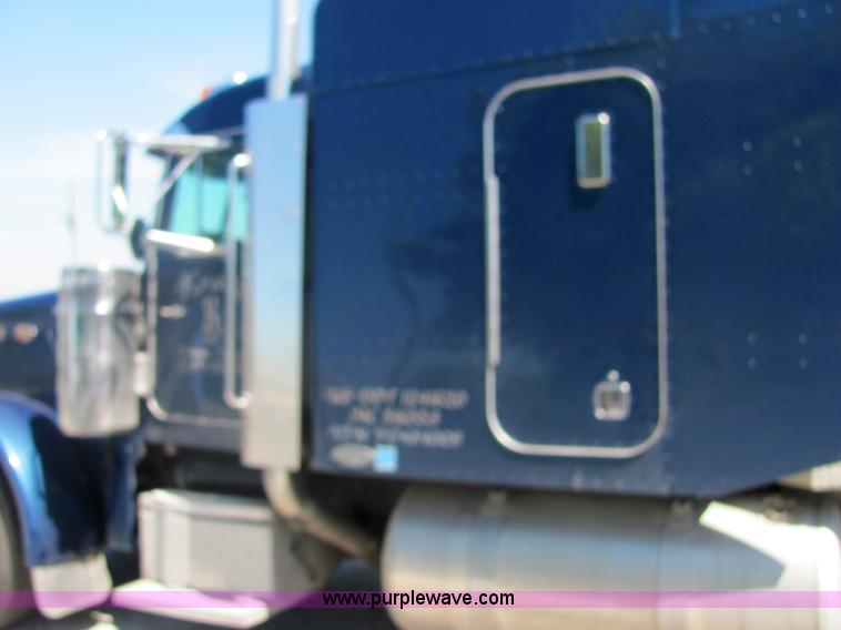 image for item 4634 2000 Peterbilt Conventional 379 semi truck