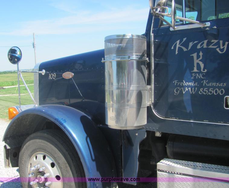 image for item 4634 2000 Peterbilt Conventional 379 semi truck