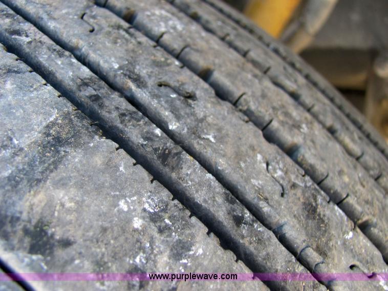 image for item 4634 2000 Peterbilt Conventional 379 semi truck