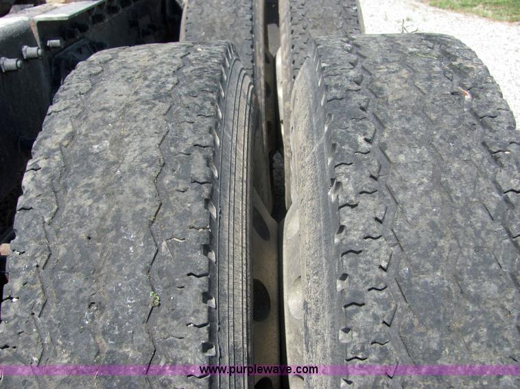 image for item 4634 2000 Peterbilt Conventional 379 semi truck