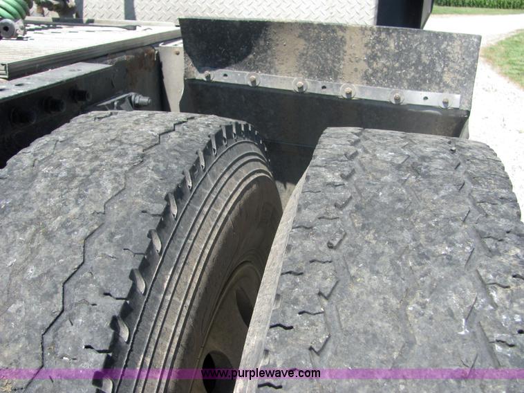 image for item 4634 2000 Peterbilt Conventional 379 semi truck