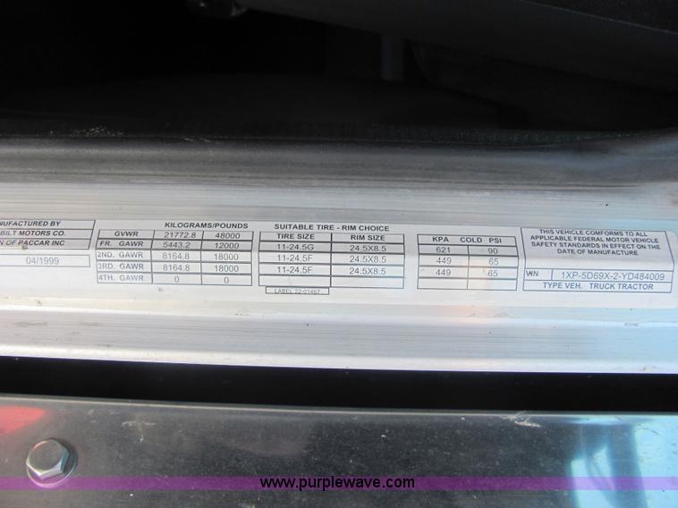 image for item 4634 2000 Peterbilt Conventional 379 semi truck