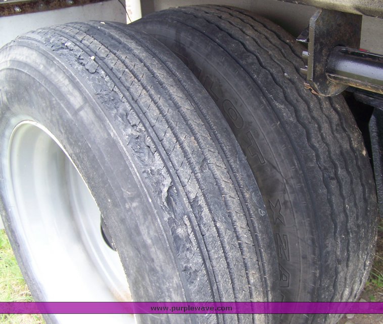 image for item 8506 1990 East 48' aluminum trailer