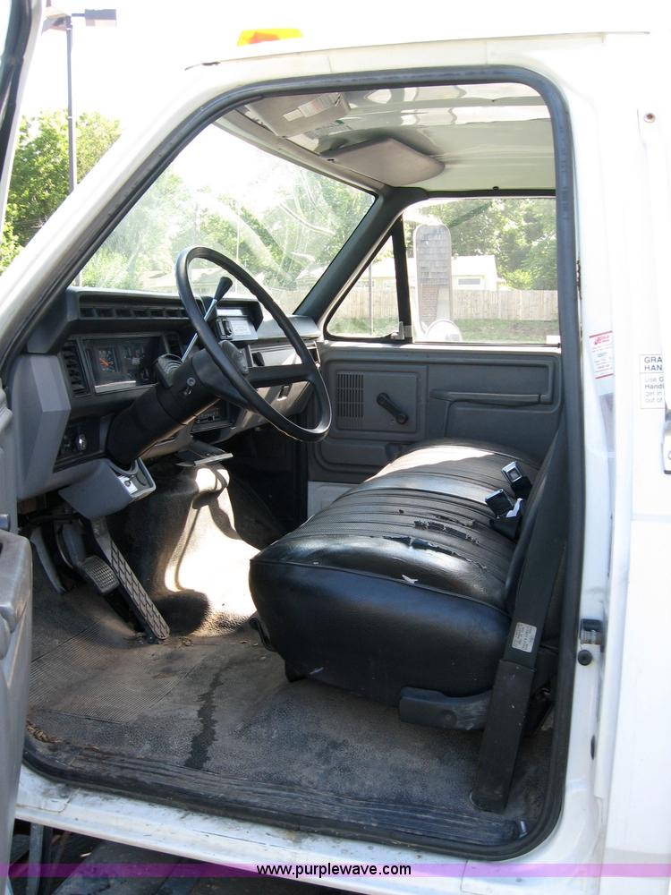 image for item 2023 1999 Ford F800 box van