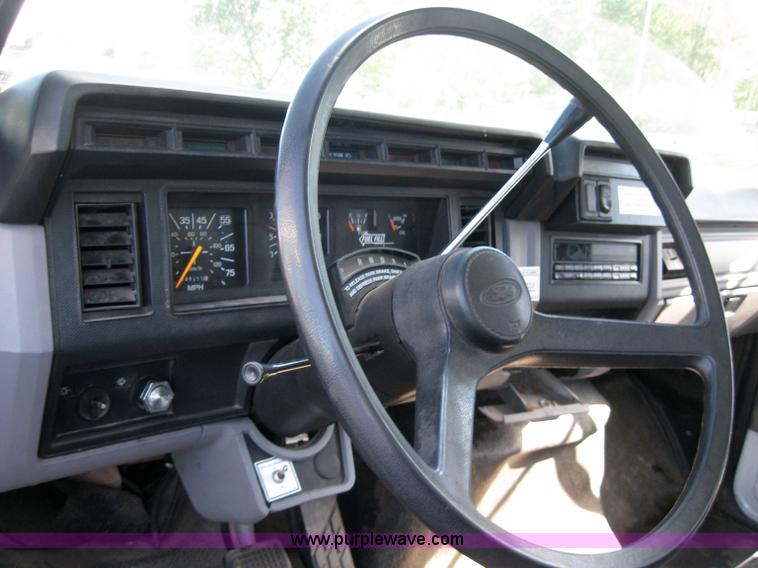 image for item 2023 1999 Ford F800 box van