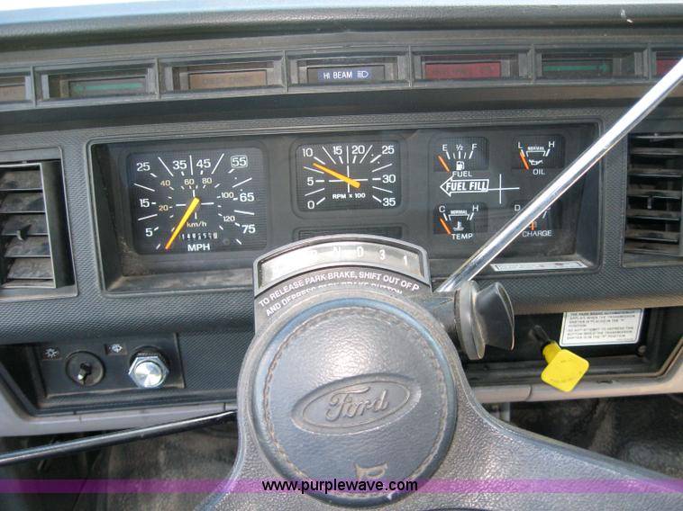 image for item 2023 1999 Ford F800 box van