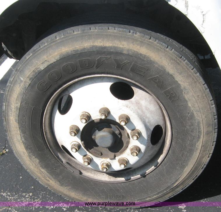 image for item 2023 1999 Ford F800 box van