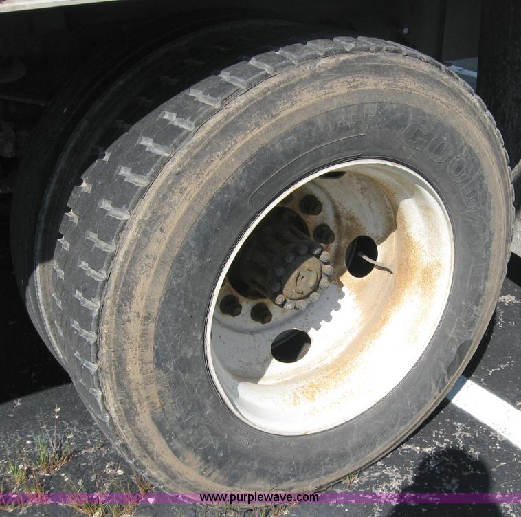 image for item 2023 1999 Ford F800 box van